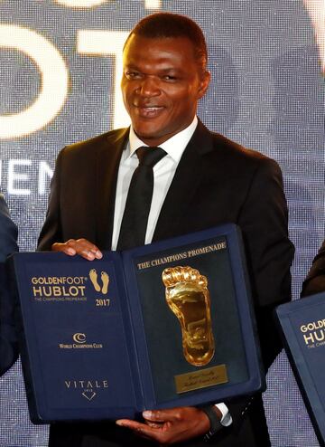 Marcel Desailly posa con el Golden Football Legend Award.