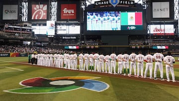 PHOENIX, ARIZONA - MARCH 11: Team Mexico stands attended for the national anthem before the World Baseball Classic Pool C game against Team Colombia at Chase Field on March 11, 2023 in Phoenix, Arizona. Christian Petersen/Getty Images/AFP (Photo by Christian Petersen / GETTY IMAGES NORTH AMERICA / Getty Images via AFP)