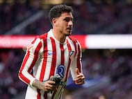 Soccer Football - LaLiga - Atletico Madrid v Real Sociedad - Riyadh Air Metropolitano, Madrid, Spain - March 7, 2026 Atletico Madrid's Jose Maria Gimenez carries a pigeon off the pitch REUTERS/Ana Beltran