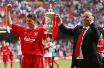 Rafa Benitez junto al capitán del Liverpool Steven Gerrard tras conseguir la FA Cup inglesa. (2006)