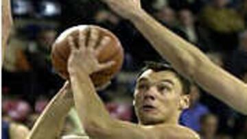 <B>ESTRELLA.</B> Jasikevicius ha convertido la canasta decisiva bajo la bocina.
