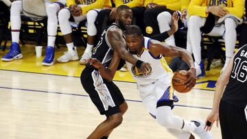 JGM02. OAKLAND (EE.UU.), 16/05/2017.- El jugador Kevin Durant (d) de Golden State Warriors en acci&oacute;n ante Jonathon Simmons de San Antonio Spurs hoy, martes 16 de mayo de 2017, durante un juego entre Golden State Warriors y San Antonio Spurs de la NBA, que se disputa en el Oracle Arena, en Oakland (Estados Unidos). EFE/MONICA M. DAVEY