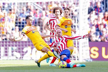 Sergio Busquets y Griezmann durante el encuentro.