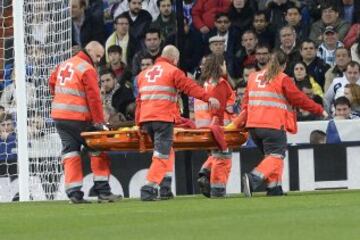 Eric Bailly fué retirado en camilla.