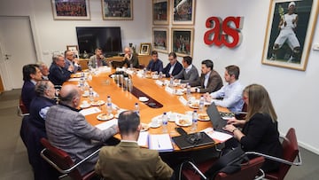 José Félix Díaz, director de AS (a la izquierda en el centro) dio la bienvenida a la reunión de la Comisión.