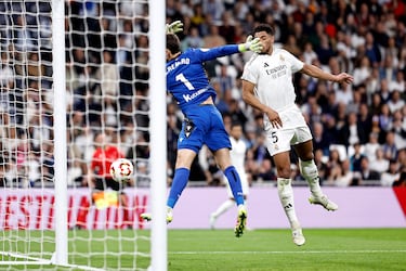 Minuto 48 de partido. El jugador inglés del Real Madrid se lleva un manotazo fortuito del portero de la Real Sociedad cuando intentaba rematar en el área pequeña.