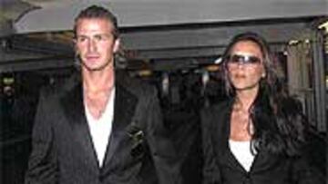 <B>POP STARS</B>. Victoria Adams acompañará a Beckham en la gira asiática que el crack inglés empieza hoy en Tokio. La imagen fue tomada ayer en el aeropuerto de Heathrow.
