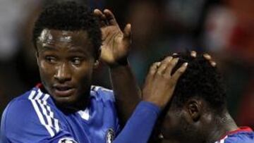 CELEBRACIÓN. Essien y Obi Mikel celebran el primer gol