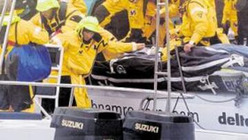 <b>A SALVO. </b>Momento en el que la tripulación del Movistar abandona el ABN Amro Two y embarca en una lancha para llegar al puerto de Falmouth.