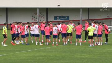 Paco Jémez, dando instrucciones a todo el grupo.