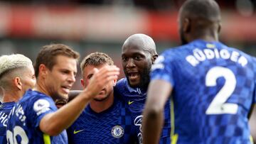 Soccer Football - Premier League - Arsenal v Chelsea - Emirates Stadium, London, Britain - August 22, 2021 Chelsea's Romelu Lukaku with teammates celebrate after Reece James scores their second goal REUTERS/David Klein EDITORIAL USE ONLY. No use with