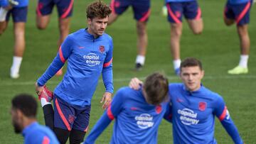 Griezmann, ayer en el Cerro del Espino, Majadahonda, durante el calentamiento del Atl&eacute;tico, en la &uacute;ltima sesi&oacute;n antes del Betis.