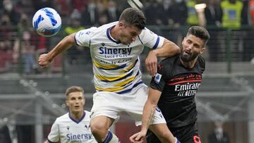 AC Milan&#039;s Olivier Giroud, right, scores his side&#039;s first goal during the Serie A soccer match between AC Milan and Verona at the San Siro stadium, in Milan, Italy, Saturday, Oct. 16, 2021. (AP Photo/Antonio Calanni)