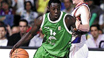 <b>DUELO GALO.</B> Foirest intenta frenar un avance de Sonko.