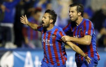 El centrocampista del Levante José Luis Morales celebra con su compañero austríaco Andreas Ivanschitz, el gol marcado al Valencia, segundo para su equipo, durante el partido de la decimosegunda jornada de Liga que disputado esta tarde en el estadio Ciutat de Valencia.