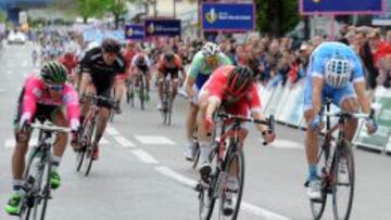 El sueco Jonas Ahlstrand (centro) se impone al sprint a Bryan Coquard (izquierda) y Benjamin Giraud.