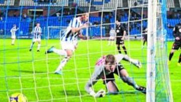 <b>PENA MÁXIMA. </b>De Gea mira cómo el balón cruza la línea de fondo en lo que fue el 2-0 del Recreativo. Detrás, Barrales, el autor del tanto, celebra el gol.