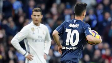 GRA243. Madrid (Spain), 21/01/2017.- Malaga's Venezuelan midfielder Juan Pablo Anor 'Juanpi' walks past Real Madrid's Portuguese forward Cristiano Ronaldo (L) after scoring against Real Madrid during their Spanish Primera Division league match at Santiago Bernabeu stadium, in Madrid, Spain, 21 January 2017. (España) EFE/EPA/ANGEL DIAZ