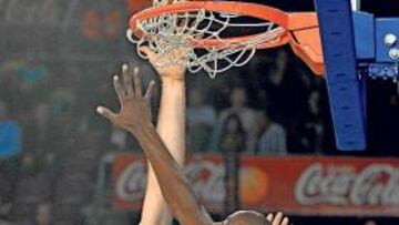 Erazem Lorbek, ante Fofana.