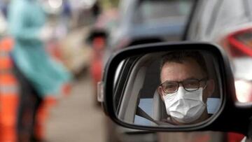 La DGT aclara por qu¨¦ no puede multar por no llevar mascarilla en el coche