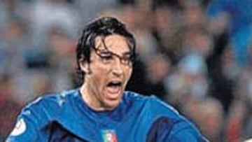 <b>ALEGRÍA. </b>La del goleador, Luca Toni, que hizo el segundo de Italia.