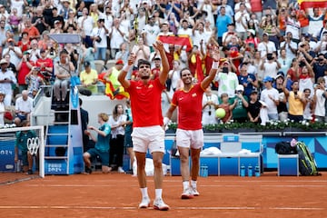 Rafa y Carlos sufren, pero ganan en el super tie-break a los correosos Koolhof y Griekspoor y se sitúan a una victoria de la lucha por las medallas.