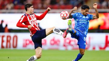 MEX2996. GUADALAJARA (MÉXICO), 18/09/2025.- Armando González (i) de Guadalajara disputa el balón con Javier Aquino de Tigres este miércoles, en un partido del torneo Apertura 2025 de la Liga MX entre Guadalajara y Tigres en el estadio Akron, en Guadalajara (México). EFE/ Francisco Guasco