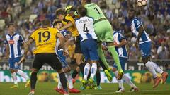 GRA410. CORNELLA. 26/08/2016.- El defensa del Málaga CF Diego Llorente (c) consigue de cabeza el primer gol de su equipo frente al RCD Espanyol, durante el partido correspondiente a la segunda jornada de Liga en Primera División que se juega esta noche en el RCDE Stadium, en Cornellá. EFE/Alejandro García