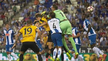 GRA410. CORNELLA. 26/08/2016.- El defensa del M¨¢laga CF Diego Llorente (c) consigue de cabeza el primer gol de su equipo frente al RCD Espanyol, durante el partido correspondiente a la segunda jornada de Liga en Primera Divisi¨®n que se juega esta noche en el RCDE Stadium, en Cornell¨¢. EFE/Alejandro Garc¨ªa