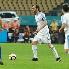 Godín: 125 partidos con Uruguay para igualar el récord de Pereira