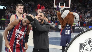 Trent Forrest, felicitado por Markus Howard, tras la victoria del Baskonia.