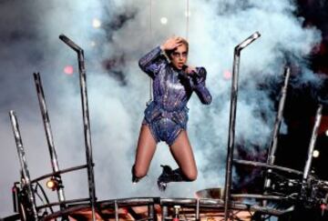 Lady Gaga realizó un gran espectáculo lleno de luces.