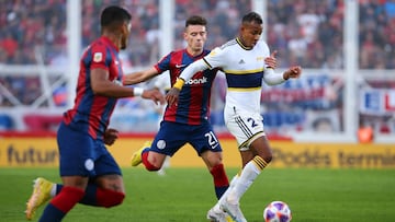 AME800. BUENOS AIRES (ARGENTINA), 12/04/2023.- Malcolm Braida de San Lorenzo disputa hoy el balón con Sebastián Villa (d) de Boca Juniors, durante un partido por la fecha 11 de la Liga Profesional 2023, en el Estadio Pedro Bidegaín "El Nuevo Gasómetro", en Buenos Aires (Argentina). EFE/ Luciano González
