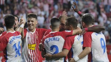 Los jugadores del Sporting celebran uno de los goles ante el Almería.