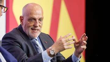MADRID, 18/06/2025.- Javier Tebas (dcha), presidente de La Liga, es entrevistado por el periodista del diario Marca, Carlos Carpio, en la jornada inaugural del "Sports Summit Madrid 2025", que se celebra en las instalaciones de IFEMA, este miércoles en Madrid. EFE/David Fernández