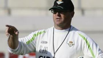 <b>ÓRDENES EN BUSCA DE LA REACCIÓN. </b>Mel, con dos balones en su brazo izquierdo, le da indicaciones a sus hombres durante la sesión de entrenamiento de ayer.