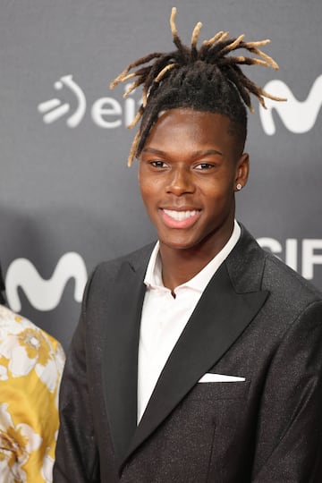 Nico Williams, jugador del Athletic club, en el photocall de la inauguración de la 72 Edición del Festival de Cine de San Sebastián.