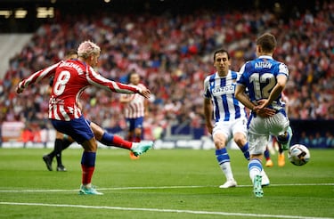 El jugador francés aparece por la derecha. Le tapaba Aihen Muñoz mientras este se acomodaba el balón para disparar con la zurda. Soltó el latigazo al palo largo y Saúl y Zubeldia, que se cruzan en la trayectoria sin llegar a rozar el esférico, despistan a Remiro.