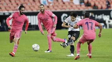 Isco, Ramos y Lucas Vázquez intentan, sin éxito, evitar el disparo de Kang-in Lee durante el Valencia-Real Madrid del pasado domingo.