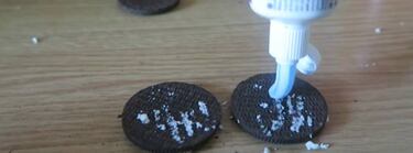 Un youtuber le da a un mendigo una galleta rellena de dentífrico