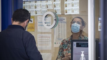 Colas para comprar la lotería de Navidad en la administración 'El Gato Negro'. En Sevilla (Andalucía, España), a 18 de diciembre de 2020.
18 DICIEMBRE 2020
María José López / Europa Press
18/12/2020