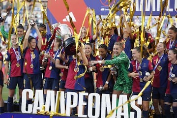 Las jugadoras del Barcelona celebran el triunfo y su undécima Copa de la Reina.