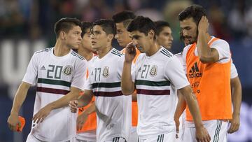 El delantero de Chivas dejó con 10 al equipo mexicano cuando el marcador aún se encontraba sin anotaciones. Los expertos analizan su tarjeta roja.