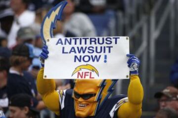 Aquí un... ¿fan? de los Chargers con un cartel que dice "Antitrust Lawsuit Now!", que significa "¡estoy to ciclao!". Déjalo, que es malo para el hígado. Mira el color amarillo que se te ha puesto ya.