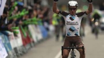 El corredor italiano del (AG2R La Mondiale) Domenico Pozzovivo celebra su victoria en la meta de Girona, tras la disputa de la tercera etapa de156,6 kil&oacute;metros en la que el franc&eacute;s del Europcar Pierre Rolland se ha convertido en el nuevo l&iacute;der de la Volta a Catalunya.