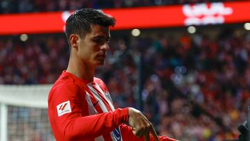 El delantero del Atlético de Madrid Álvaro Morata celebra su segundo gol ante el Real Madrid durante el partido de la sexta jornada de LaLiga que disputan ambos clubes este domingo en el estadio Cívitas Metropolitano.