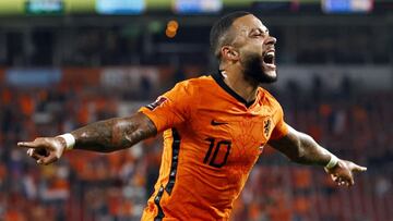 Memphis Depay celebra uno de sus goles ante Turqu&iacute;a.