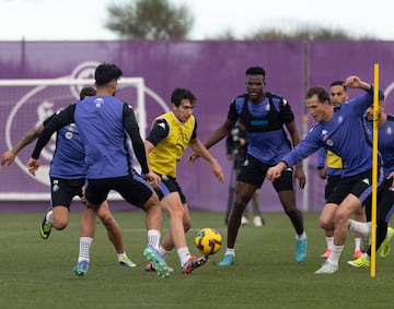 25/11/24 REAL VALLADOLID ENTRENAMIENTO
MARIO MARTIN Y JUMA 