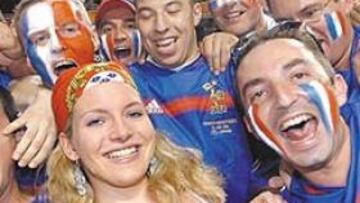 <b>DE LAS RISAS AL LLANTO.</b> La fiesta francesa no acabó bien. Los hinchas bleus se las prometían felices porque eran mayoría en la grada, sus galácticos habían anunciado espectáculo y las bellezas presentes en el estadio no dudaban en entonar La Marsellesa junto a ellos. Pero las risas, como las de la foto, se tornaron llanto y la pintura de las mejillas no sirvió sino para ocultar las lágrimas. El defensor del título se iba a casa.