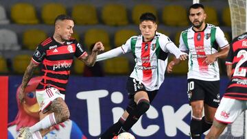 Futbol, Palestino vs Flamengo.
Copa Libertadores 2024.
El jugador de Palestino Ivan Roman, centro, disputa el balon con Everton Sousa de Flamengo durante el partido del grupo E de la Copa Libertadores realizado en el estadio Francisco Sanchez Rumoroso en Coquimbo, Chile.
07/05/2024
Alejandro Pizarro Ubilla/Photosport
Football, Palestino vs Flamengo.
2024 Copa Libertadores Championship.
Palestino's player Ivan Roman, center, vies the ball with Everton Sousa of Flamengo during the group E match of the Copa Libertadores Championship held at the Francisco Sanchez Rumoroso stadium in Coquimbo, Chile.
07/05/2024
Alejandro Pizarro Ubilla/Photosport